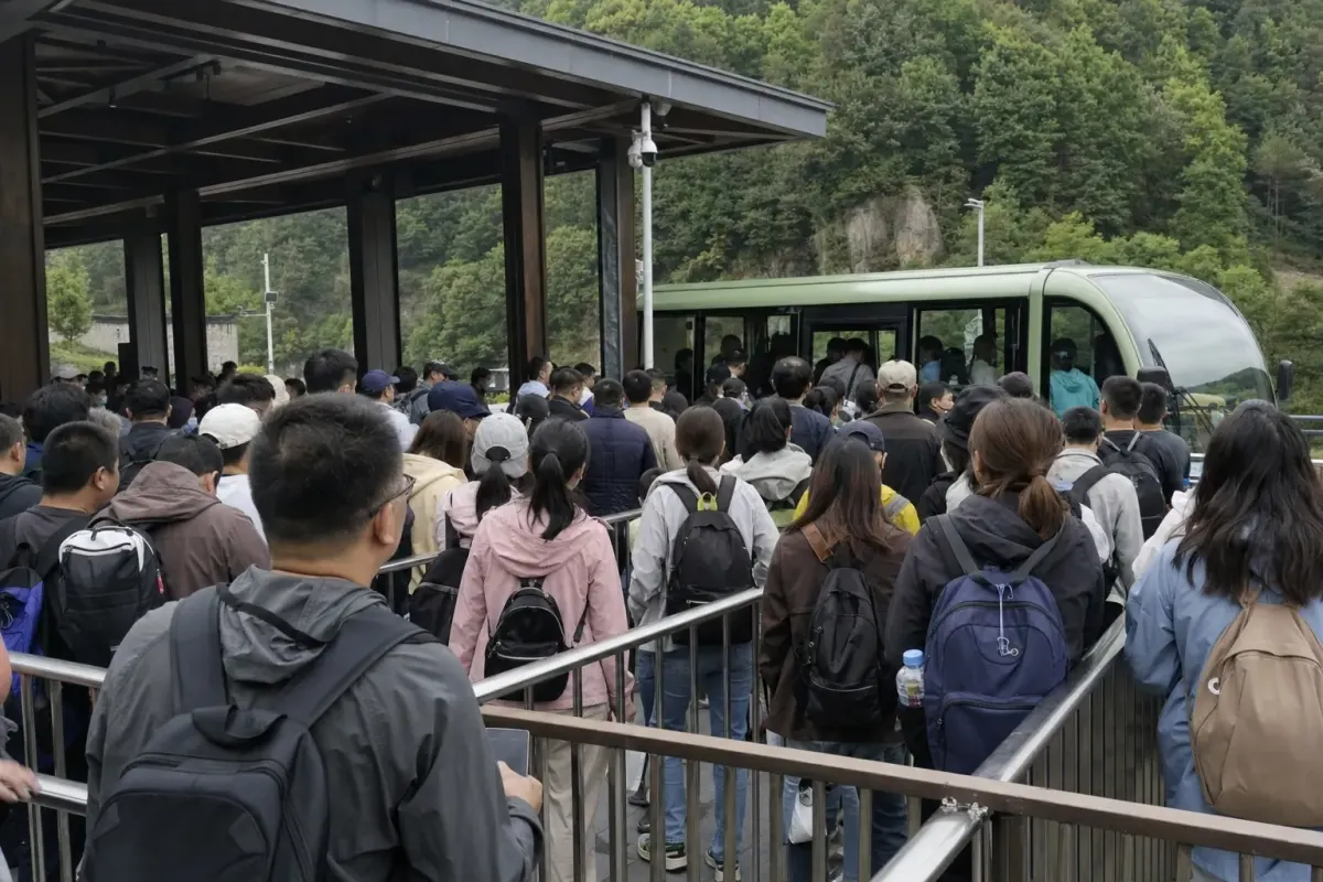 Visitors queuing at a Moganshan transfer center gate over the May Day holiday