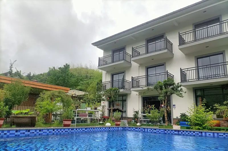 Yier · Rainbow Courtyard, listing photograph 1 of 3