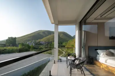 Suo · Fei · Parent Child Mountain Luxury Beauty Hotel, listing photograph 3 of 3