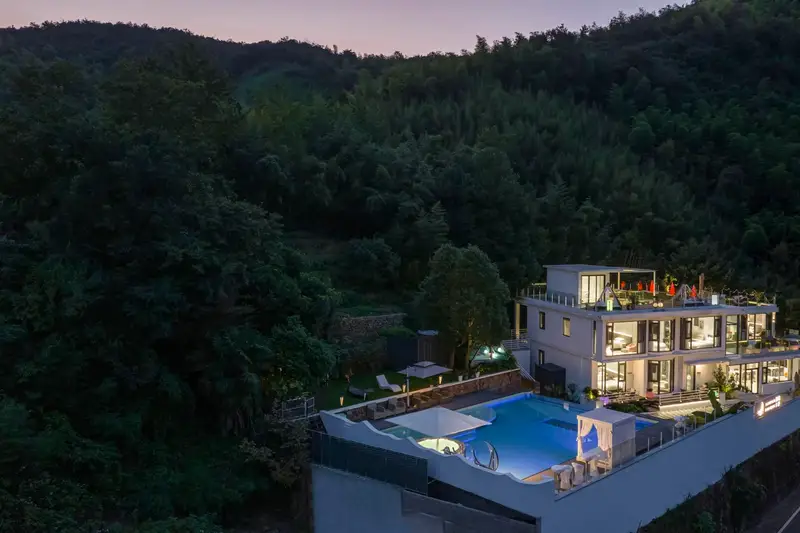 Qingyue Pinellia · Luxe sauvage · Hot spring private bath resort designer Meisu, listing photograph 1 of 3