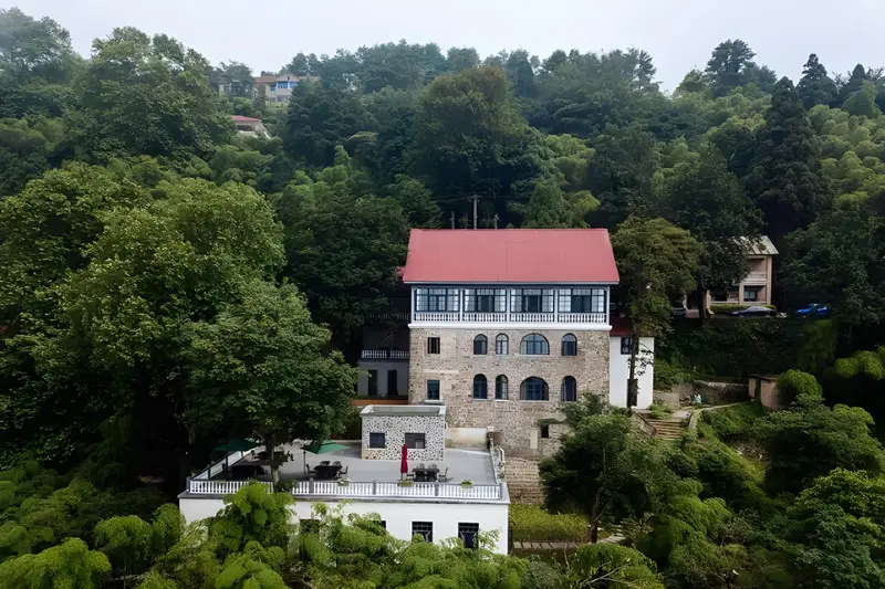 QUEEN'S HOTEL· PRESTIGIOUS VILLA COMPLEX, listing photograph 1 of 3
