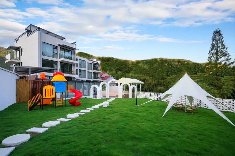 Movespring Hotel, listing photograph 1 of 3
