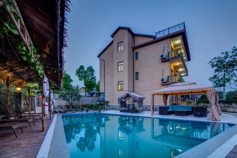 Mogan Creekside Inn, listing photograph 1 of 3