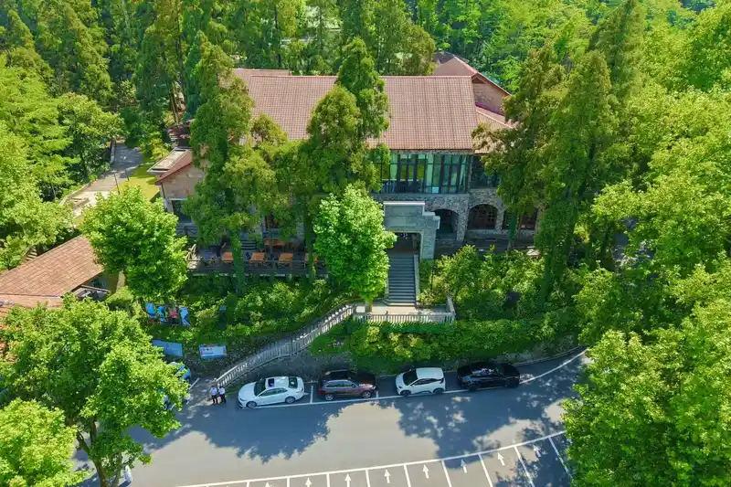 Baiyun Hotel, listing photograph 1 of 3