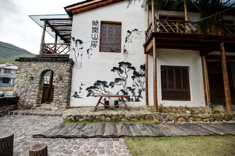 Fuxian Shanju Hotel, listing photograph 1 of 3