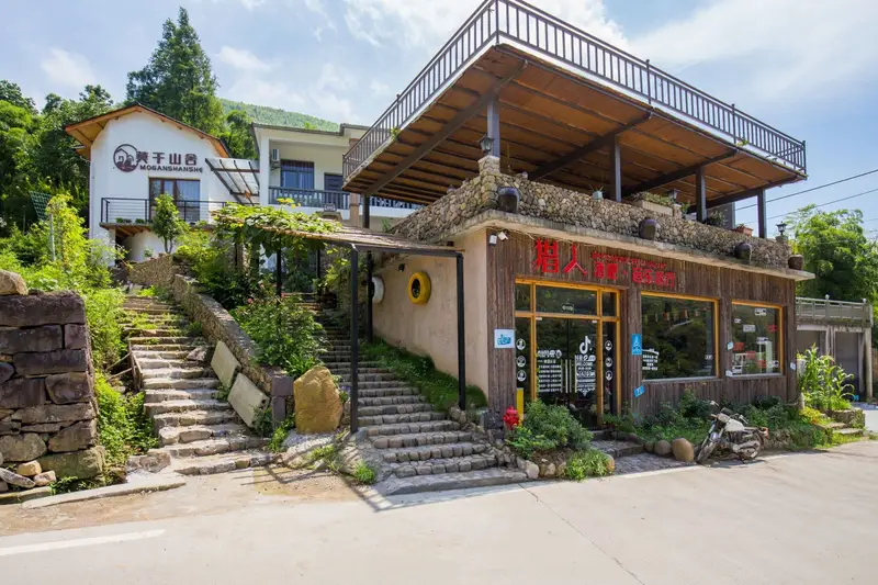 Mogan Mountain House, listing photograph 1 of 3