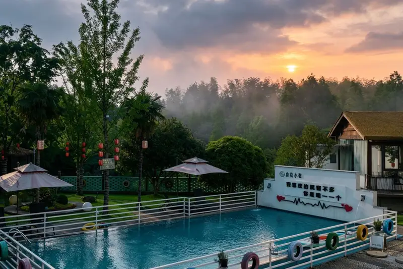 Moganshan Yuhua Xiaozhu · Su-style Garden Swimming Pool Lawn Vacation Apartment, listing photograph