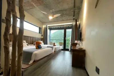 Laoshe Inn, listing photograph 3 of 3